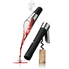 Avec le décanteur à vin, vous pouvez facilement servir le vin, sans faire de taches. 
Pour conserver le reste du vin, on utilise le bouchon vacuum.