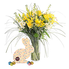 Avec ce bouquet aux lys jaunes, vous apporterez le sentiment de printemps dans votre maison. Les fleurs aux couleurs fraîches et gaies sont accompagnées d'une belle boîte cadeau de Corné Port-Royal avec un délicieux assortiment d'œufs de Pâques.