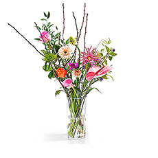 Un magnifique bouquet de fleurs fraîches mélangées, sélectionnées à la main par notre maître fleuriste pour une création unique et rayonnante à chaque composition florale. Ce cadeau est complété par une boîte de truffes en chocolat belge Neuhaus Classic pour offrir une douceur délicieuse.