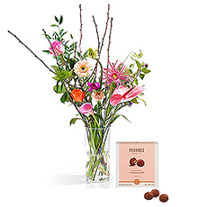 Trendy Surprise Bouquet Medium & Chocolates