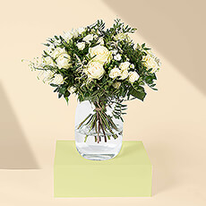 Ce magnifique bouquet de roses blanches a un style frais et classique qui ne manquera pas de plaire. Le bouquet de roses est noué à la main par notre fleuriste interne qui n'utilise que les plus belles fleurs. Les roses blanches intemporelles sont rehaussées par d'autres petites fleurs blanches et une variété de verdure pour un effet luxuriant et riche. Les roses blanches sont parfaites pour les cadeaux de mariage, de fiançailles et d'anniversaire, mais leur style classique et élégant en fait également un cadeau idéal pour toute occasion.

Chaque bouquet est soigneusement emballé dans une boîte spéciale pour garantir une livraison en parfait état. 

Veuillez noter que le vase n'est pas inclus.