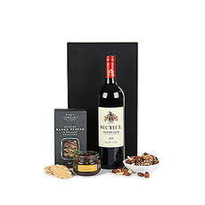 Le vin de Bordeaux de qualité supérieure accompagné par des craquelins fins, de la tapenade dolives noires et des noix est un cadeau de rêve pour les amateurs de vin et de gastronomie.