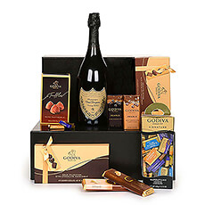 Envoyez le cadeau qui a tout pour plaire : une collection abondante des meilleurs chocolats Godiva à déguster avec le champagne Dom Pérignon ultra-luxe. Ce cadeau VIP ne manquera pas de faire bonne impression !