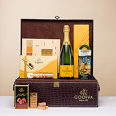 Certaines occasions exigent un cadeau vraiment spécial. Si vous êtes à la recherche d'un cadeau VIP, ce luxueux cadeau composé de chocolat Godiva et de champagne Veuve Clicquot Brut est le choix idéal.