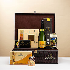 Certaines occasions nécessitent un cadeau vraiment spécial. Si vous avez besoin d'un cadeau VIP, ce luxueux cadeau composé de chocolat Godiva et de champagne Veuve Clicquot 2012 Vintage est le choix idéal.