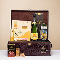Certaines occasions nécessitent un cadeau vraiment spécial. Si vous avez besoin d'un cadeau VIP, ce luxueux cadeau composé de chocolat Godiva et de champagne Veuve Clicquot 2015 Vintage est le choix idéal.