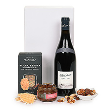 A good glass of red wine and a savoury snack is the ideal combination for a cosy get-together. Give this gift box filled with Sancerre Pinot Noir wine and matching snacks as a gift for a birthday, to say thank you or for Christmas and New Year.