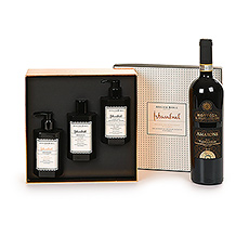 Un coffret cadeau original contenant des produits de soin luxueux de l'Atelier Rebul et une délicieuse bouteille de vin rouge Amarone della Valpolicella DOCG de 2016.