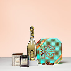 A gift basket with a fragrant scented candle, a bottle of delicious zero-alcohol bubbles and tasty Belgian chocolates is the ideal present for every bon vivant.