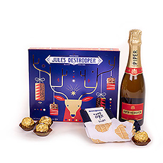Surprise someone with a fun and unique Christmas gift that is more than just socks? Then give this Christmas gift bag with Belgian Jules Destrooper biscuits, quality French champagne from Piper-Heidsieck and cute socks with biscuit print.