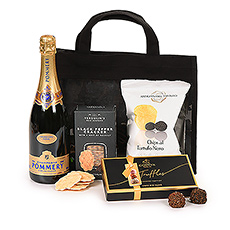 Si vous souhaitez offrir un cadeau réfléchi , optez pour ce sac noir rempli de champagne Pommery, de truffes Godiva et de snacks salés. Parfait pour trinquer et célébrer les occasions festives avec vos amis, votre famille ou vos partenaires commerciaux.