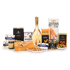 Make a statement of elegance with this prestigious alcohol-free sparkling wine and gourmet gift hamper. Non-Alcoholic Bottega Zero White retains the festive traditions of lively sparkling wine with none of the alcohol content. This bright bubbly wine is excellent to enjoy as an apertif with our impressive collection of European fine foods.