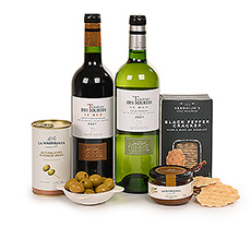Vous cherchez un cadeau élégant pour remercier quelqu'un de son hospitalité ? Envoyez ce coffret cadeau composé de deux bouteilles de vin rouge et de vin blanc du Château des Tourtes et d'amuse-gueules salés, pour un moment parfait avec des tapas. Ces délices sont présentés dans un élégant coffret cadeau noir.