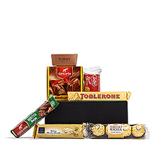 Vous voulez un cadeau pour surprendre un chocoholique ? Ne cherchez pas plus loin, ce coffret cadeau est le petit cadeau parfait pour satisfaire les envies sucrées de tout amateur de chocolat ! Des Bouchées Côte d&#39;Or, des Ferrero Rochers, du Toblerone, une tablette de chocolat au lait Oxfam, des guimauves framboises au chocolat noir de Barù, des Tartelettes chocolat & caramel Bonne Maman et du chocolat noir à l&#39;orange de King Monty.