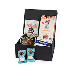 Un cadeau pour un amateur de sucreries ? 
Envoyez ce coffret cadeau Sweet Tooth rempli de biscuits fins aux amandes, de nougat sucré, de biscuits spéculoos avec une garniture crémeuse, de biscuits fins au beurre avec des canneberges et de délicieux bonbons aux cerises pour en profiter longtemps. Surprenez un membre de votre famille, un ami, un collègue ou un employé avec le cadeau idéal pour tous ceux qui aiment les douceurs.