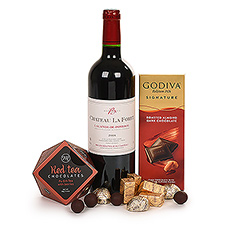 Les moments importants de la vie appellent un cadeau très spécial. Comme ce délicieux panier cadeau composé de vin rouge Château La Forêt et de chocolat. Envoyez-le à quelqu'un de spécial pour le fêter et le surprendre.