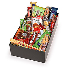 Ce cadeau en chocolat est la surprise parfaite à envoyer à quelqu'un qui aime le chocolat et qui aime le partager avec les autres. De luxueuses barres Leonidas au chocolat belge, des barres Bite To Fight d'Oxfam Fair Trade, des biscuits Bonne Maman au chocolat et au caramel, des barres Côte d'Or et des éléphants Bouchée, des chocolats Ferrero Rocher, une barre Toblerone et de surprenants snacks au chocolat de King Monty.