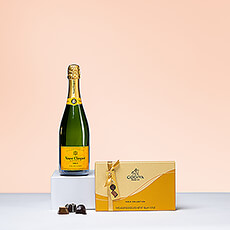 Le duo en or de Godiva Gold et Veuve Clicquot Brut combiné dans un ensemble cadeau étincelant de chocolat belge fin et de champagne français de première qualité.