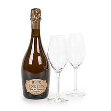 Offrez un apéritif unique! Optez pour une prestigieuse bière champenoise DeuS Brut Des Flandres Cuvée Prestige. Une délicieuse bière forte blonde dorée, brassée en Belgique et vieillie dans la région de Champagne pour une effervescence unique et un beau col de mousse blanc. Ce cadeau de bière reprend également deux magnifiques verres à champagne pour servir la bière pétillante.