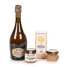 Offrez un apéritif unique! Optez pour une prestigieuse bière champenoise DeuS Brut Des Flandres Cuvée Prestige. Une délicieuse bière forte blonde dorée, brassée en Belgique et vieillie dans la région de Champagne pour une effervescence unique et un beau col de mousse blanc. Parfaite pour accompagner les craquelins à l'aneth artisanaux, le pâté Iberico et la rilette. Ce cadeau de bière reprend également un magnifique verre à champagne pour servir la bière pétillante.