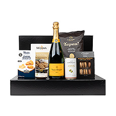 The ultimate gift box to surprise someone dear with a bottle of fine Veuve Cltciquot champagne and exquisite gourmet foods. This delicious snack gift basket is filled with crunchy crisps, Gouda cheese biscuits, Italian seasalt and rosemary crackers, savoury green olive tapenade, anchovy-stuffed olives and as a sweet treat some fine selection of macaroons.