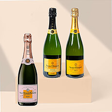Découvrez les délices classiques du champagne Veuve Clicquot dans ce magnifique trio des meilleurs crus de la maison. Savourez le Vintage 2015 Reserve, l'intemporel Brut et le magnifique Brut Rosé.