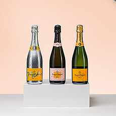 Veuve Clicquot est synonyme de prestige et d'élégance. Pour un cadeau inoubliable, offrez ce magnifique trio de champagnes Veuve Clicquot : le classique Brut, le magnifique Rosé et le frais "Rich".