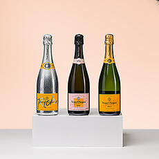 Veuve Clicquot est synonyme de prestige et d'élégance. Pour un cadeau inoubliable, offrez ce magnifique trio de champagnes Veuve Clicquot : le classique Brut, le magnifique Rosé et le frais "Rich".