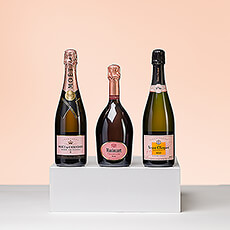 Ce magnifique cadeau de champagne rosé est l&#39;incarnation de l&#39;élégance. Le trio de champagne se compose du Veuve Cliquot Brut Rosé, du Ruinart Rosé et du Moët & Chandon Rosé Impérial.