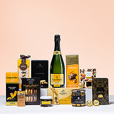 This gift is the epitome of premium and exclusivity, featuring the ultimate combination of top quality and well-known brands, highlighted by an elegant bottle of Veuve Clicquot Vintage 2015.