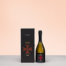 Nous vous présentons un champagne extraordinaire : Lanson Cuvée Noble Brut 2004. Ce champagne réunit la finesse crayeuse du Chardonnay et l'élégance du Pinot Noir. Il révèle son éclat dans une robe cristalline et dorée, rehaussée d'une fine effervescence. Après avoir mûri pendant près de deux décennies dans la cave de la Maison Lanson, au cœur de Reims, en France, ce champagne d'exception est aujourd'hui prêt à être dégusté.
