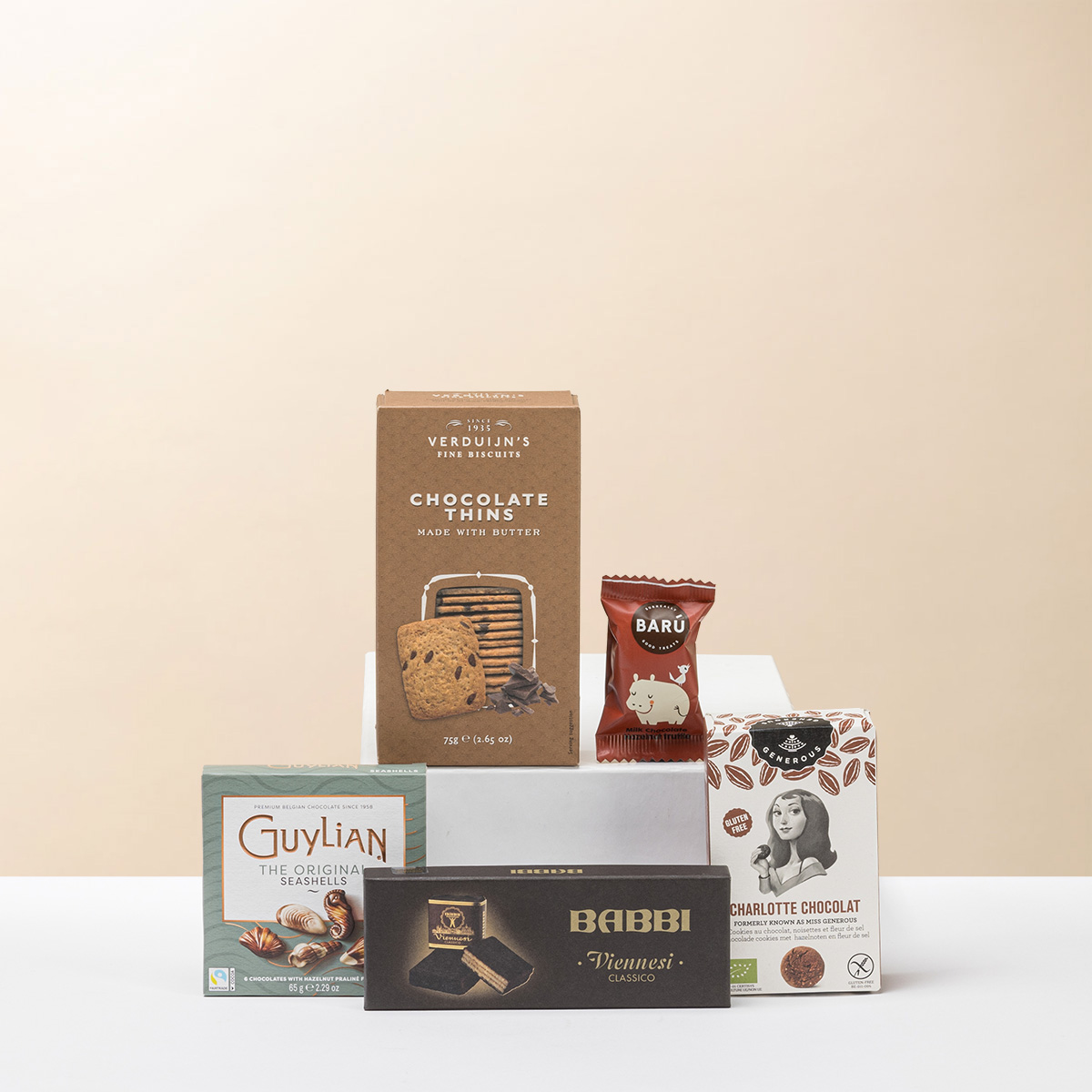 Everyone loves our super popular Chocoholic gift boxes! Surprise your friends, family, employees, and colleagues with this delicious assortment of Belgian chocolates, gourmet cookies, and fluffy marshmallow.