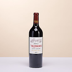 The Saint-Emilion Grand Cru Classé Rouge is a beautiful dark red blend of 80% Merlot and 20% Cabernet Franc. It is a fleshy wine with a nice maturity. Easy to drink, this Saint-Emilion entices with aromas of oak, liquorice, black currant, cocoa, and plums. Ideal with red meat, ris de veau, and poultry.