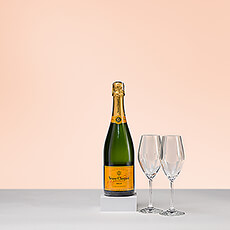 Veuve Clicquot Brut est un exemple parfait de dévouement qui se situe entre l'harmonie et la force. 
 Dans ce coffret cadeau, le Champagne est accompagné de 2 verres Schott Zwiesel.