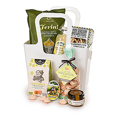 Nous emballons à la main cet élégant fourre-tout Koziol avec les meilleures saveurs de la saison; un cadeau qui ne manquera pas de ravir amis et famille. Dégustez des produits favoris tels que les macarons Fossier, les biscuits croquants aux noisettes, les gressins et la tapenade, la limonade de fleurs de sureau, et bien plus encore.