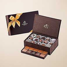 Pour offrir un cadeau chocolaté réellement exclusif, Godiva propose son magnifique coffret cadeau.
Les Boîtes Royales de Godiva contiennent un incroyable assortiment de savoureuses pralines et de délicieux carrés. Chaque coffret représente un magnifique cadeau pour un(e) ami(e) ou un(e) collègue, ou une belle surprise gourmande à apporter lors de fêtes de famille.