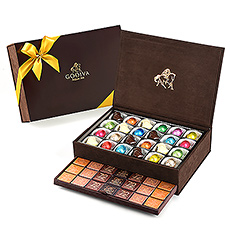 Ce coffret cadeau royal plein de chocolats de Pâques nous laisse perplexe. Rempli de figurines en chocolat et d'oeufs de Pâques, le coffret est un régal pour tout le monde.